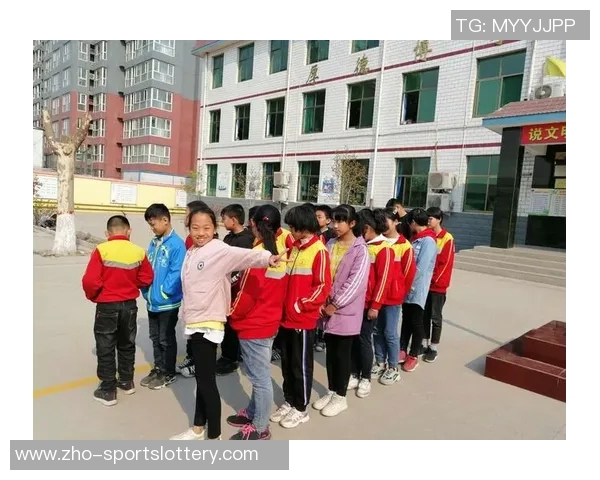 快乐踢球梦想起航小学足球海报展现青春活力与团队精神 快乐踢球梦想起航小学足球海报展现青春活力与团队精神